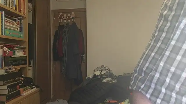 Snapshot of curiosillo83 chatting on 02-12-26, 03:23 curiosillo83 online show from 02-12-26, 03:23