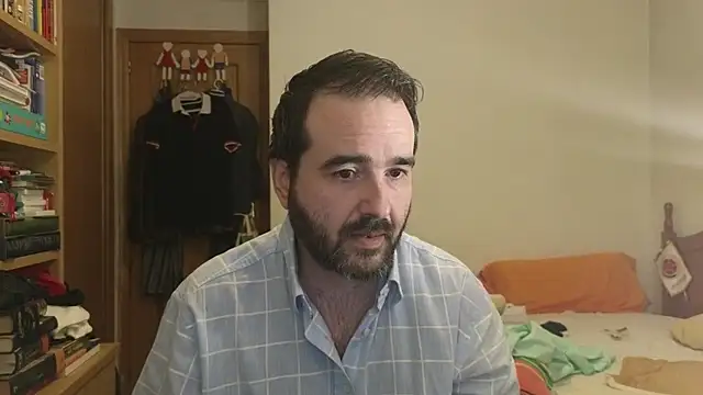 Snapshot of curiosillo83 chatting on 06-12-26, 10:24 curiosillo83 online show from 06-12-26, 10:24
