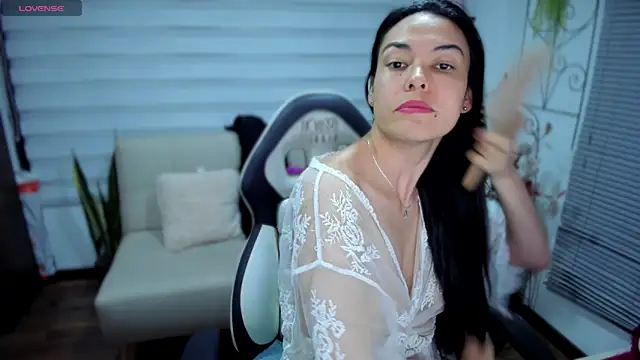 Lunlunera online show from 12-15-25, 04:29