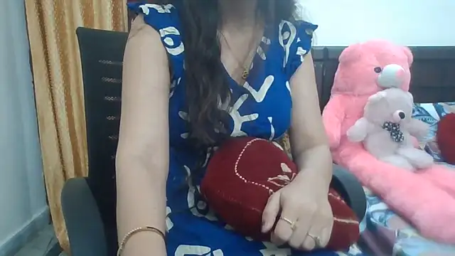 Snapshot of Sexy_iknoor chatting on 06-18-26, 10:20 Sexy iknoor online show from 06-18-26, 10:20