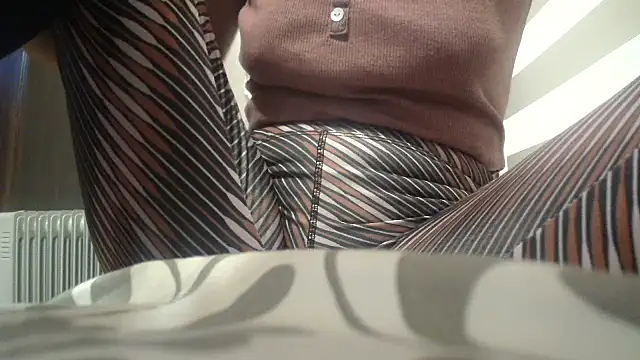 Snapshot of Web_Lady chatting on 09-28-25, 05:09 Web Lady online show from 09-28-25, 05:09