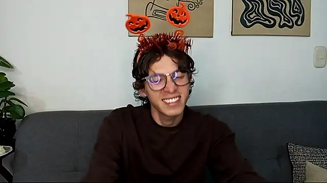 Snapshot of Norehg chatting on 10-17-25, 11:28 Norehg online show from 10-17-25, 11:28