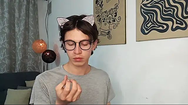 Snapshot of Norehg chatting on 10-19-25, 12:24 Norehg online show from 10-19-25, 12:24