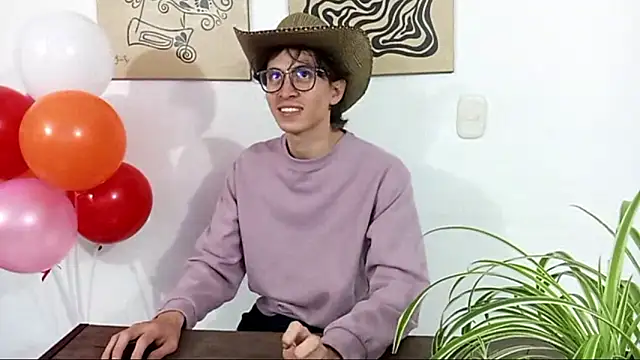 Snapshot of Norehg chatting on 11-04-25, 12:58 Norehg online show from 11-04-25, 12:58