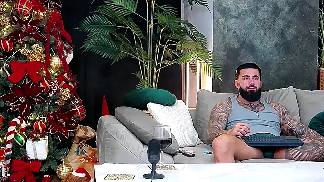 Snapshot of masterkingofmusclee chatting on 12-17-25, 09:53 masterkingofmusclee online show from 12-17-25, 09:53