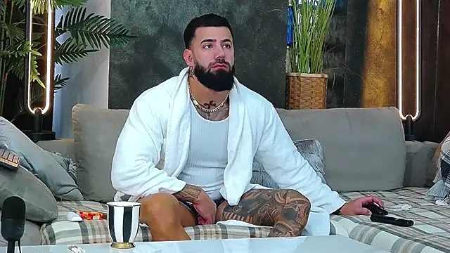 Snapshot of masterkingofmusclee chatting on 11-13-25, 09:02 masterkingofmusclee online show from 11-13-25, 09:02