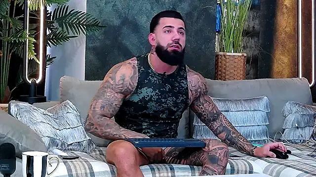 Snapshot of masterkingofmusclee chatting on 11-18-25, 07:33 masterkingofmusclee online show from 11-18-25, 07:33