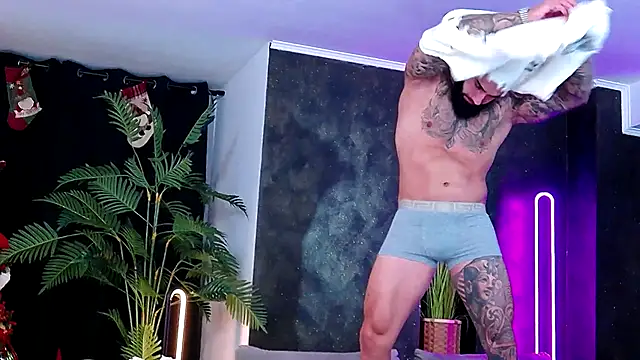 Snapshot of masterkingofmusclee chatting on 12-02-25, 09:38 masterkingofmusclee online show from 12-02-25, 09:38