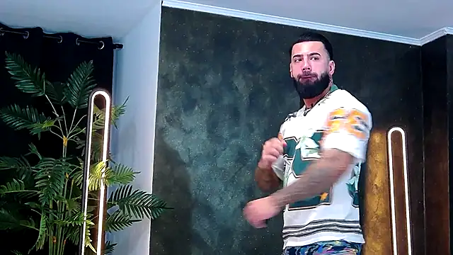 Snapshot of masterkingofmusclee chatting on 11-11-25, 07:36 masterkingofmusclee online show from 11-11-25, 07:36