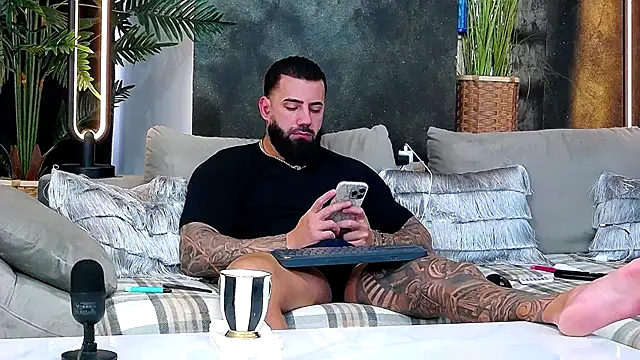 Snapshot of masterkingofmusclee chatting on 11-17-25, 07:56 masterkingofmusclee online show from 11-17-25, 07:56