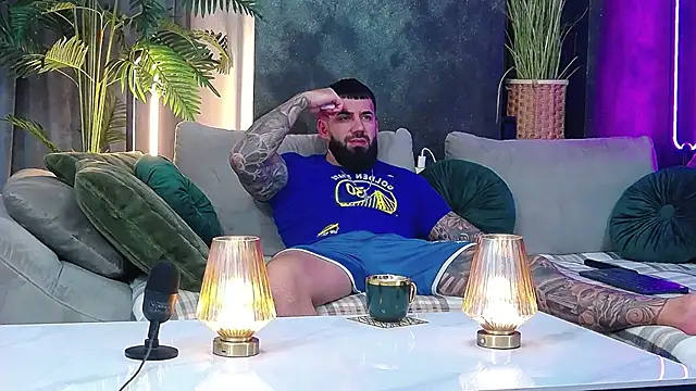 Snapshot of masterkingofmusclee chatting on 02-17-26, 09:45 masterkingofmusclee online show from 02-17-26, 09:45