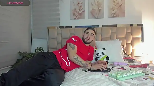 Snapshot of Vanessa_and_liam chatting on 03-12-25, 05:46 Vanessa and liam online show from 03-12-25, 05:46