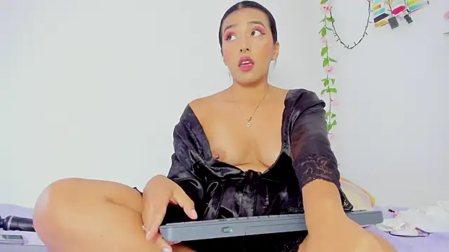 Snapshot of SamanthaJonson1 chatting on 03-19-25, 04:13 SamanthaJonson1 online show from 03-19-25, 04:13