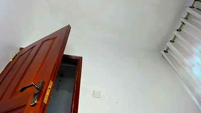 Snapshot of Z-O-E-Y chatting on 12-05-25, 11:31 Z-O-E-Y online show from 12-05-25, 11:31