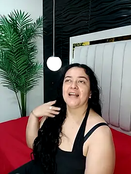 Snapshot of lucia_vonne_ chatting on 02-26-25, 12:27 lucia vonne online show from 02-26-25, 12:27