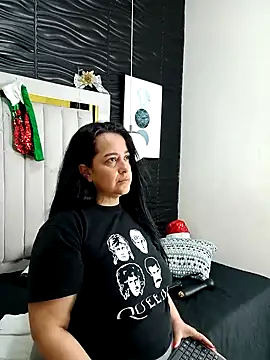 Snapshot of lucia_vonne_ chatting on 12-18-24, 02:38 lucia vonne online show from 12-18-24, 02:38