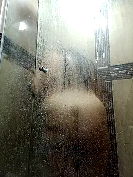 Snapshot of lucia_vonne_ chatting on 10-15-25, 07:00 lucia vonne online show from 10-15-25, 07:00