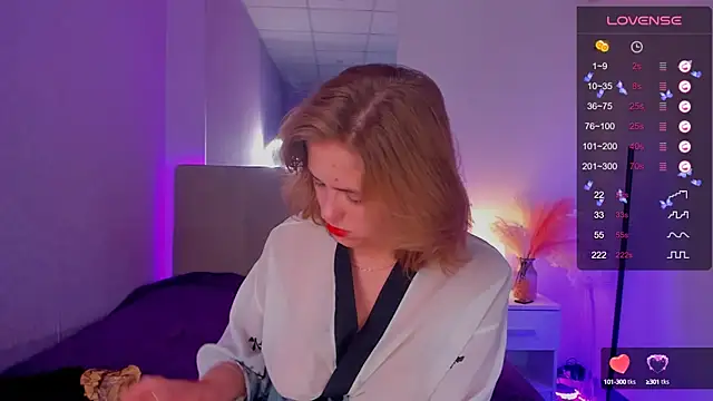 Snapshot of DellaRowe chatting on 09-17-25, 05:48 DellaRowe online show from 09-17-25, 05:48
