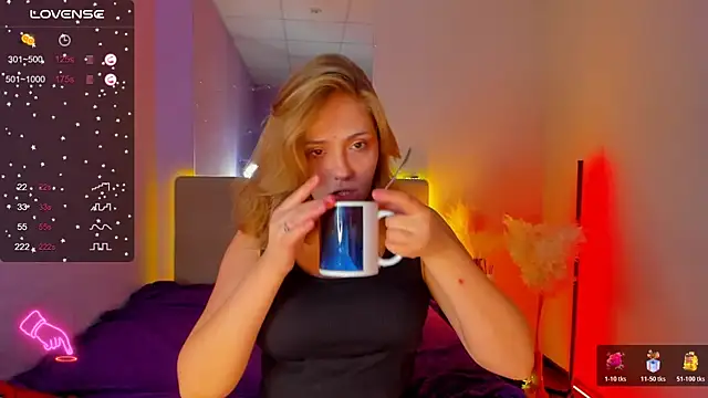 Snapshot of DellaRowe chatting on 11-20-25, 01:45 DellaRowe online show from 11-20-25, 01:45