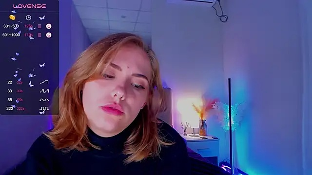 Snapshot of DellaRowe chatting on 10-07-25, 12:17 DellaRowe online show from 10-07-25, 12:17