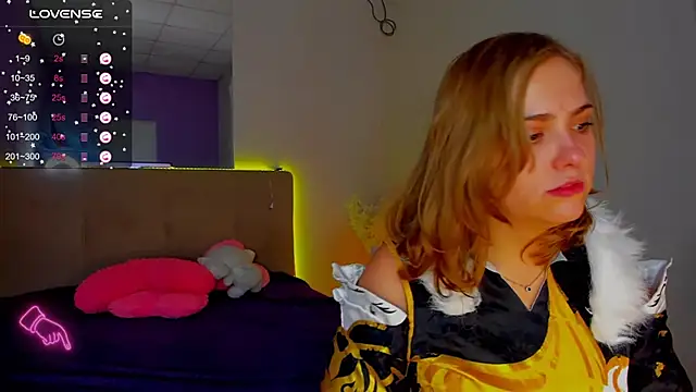 Snapshot of DellaRowe chatting on 11-17-25, 01:26 DellaRowe online show from 11-17-25, 01:26