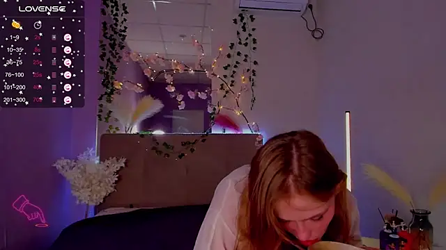 Snapshot of DellaRowe chatting on 11-15-25, 06:45 DellaRowe online show from 11-15-25, 06:45