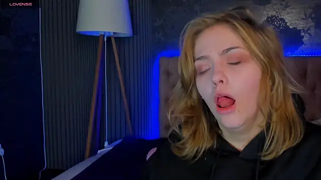 Snapshot of DellaRowe chatting on 11-19-25, 06:24 DellaRowe online show from 11-19-25, 06:24