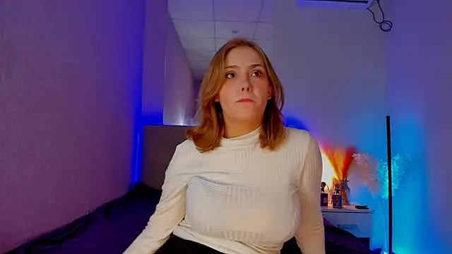 Snapshot of DellaRowe chatting on 11-10-25, 01:05 DellaRowe online show from 11-10-25, 01:05