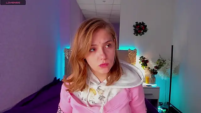 Snapshot of DellaRowe chatting on 12-22-25, 01:55 DellaRowe online show from 12-22-25, 01:55