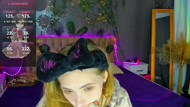 Snapshot of DellaRowe chatting on 02-28-25, 01:36 DellaRowe online show from 02-28-25, 01:36