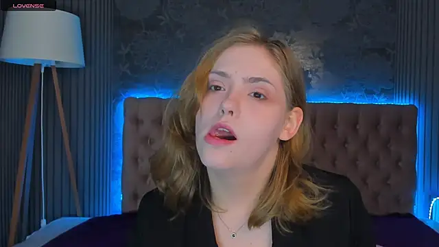 Snapshot of DellaRowe chatting on 11-18-25, 06:17 DellaRowe online show from 11-18-25, 06:17