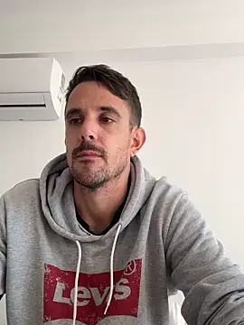 Snapshot of julian333 chatting on 03-15-25, 01:40 julian333 online show from 03-15-25, 01:40