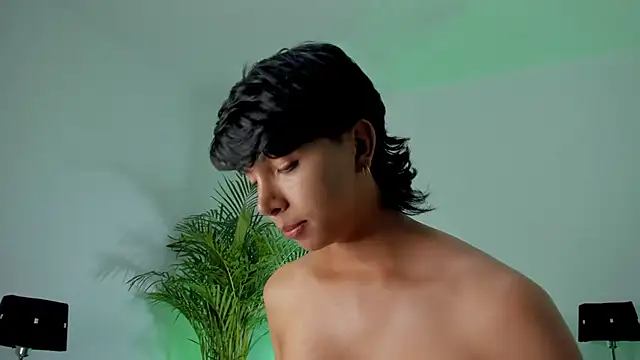 xhenisa  online show from 10-08-25, 07:36