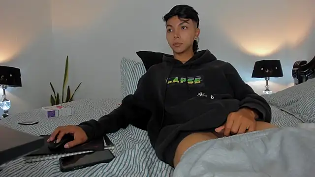 xhenisa  online show from 02-16-26, 12:20