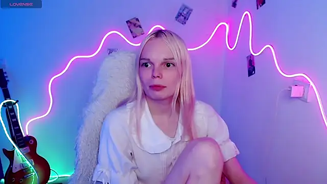 Emily Nyaffee online show from 11-05-25, 01:03