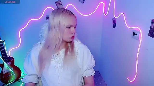 Emily Nyaffee online show from 10-28-25, 09:25