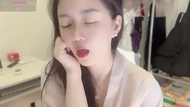 A-xena online show from 11-18-25, 02:27