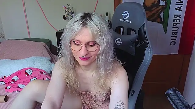 Snapshot of Lori_Myaf chatting on 05-18-26, 02:11 Lori Myaf online show from 05-18-26, 02:11