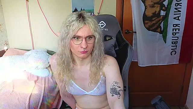 Snapshot of Lori_Myaf chatting on 05-20-26, 02:25 Lori Myaf online show from 05-20-26, 02:25