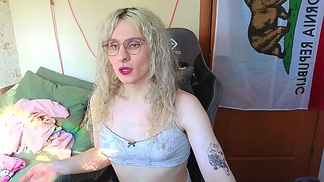 Snapshot of Lori_Myaf chatting on 05-19-26, 02:02 Lori Myaf online show from 05-19-26, 02:02