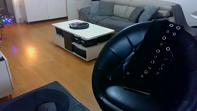 sarametisse26 online show from 12-15-25, 07:03