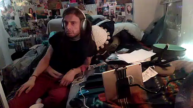Snapshot of DownstairsSky chatting on 01-31-25, 05:51 DownstairsSky online show from 01-31-25, 05:51