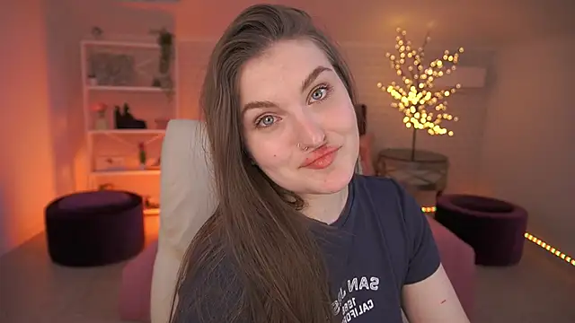 EmmyCharmm online show from 04-26-26, 05:49