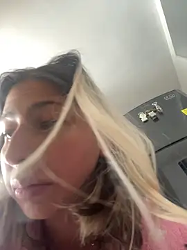 Ameellie online show from 03-25-26, 01:43