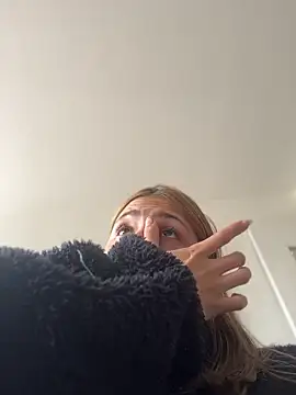 Ameellie online show from 07-15-26, 04:03