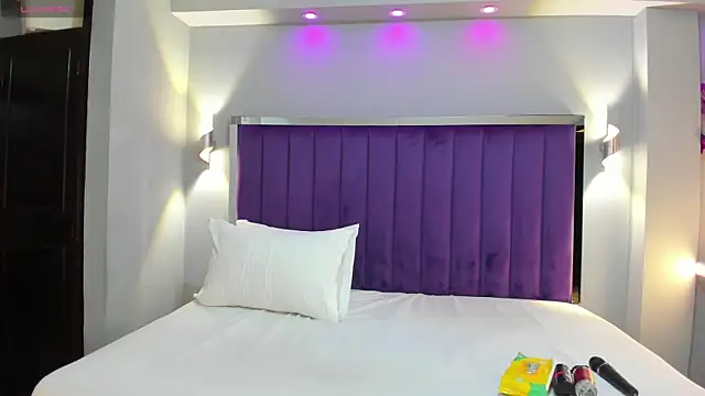 Snapshot of SaraRiley chatting on 09-10-25, 10:42 SaraRiley online show from 09-10-25, 10:42