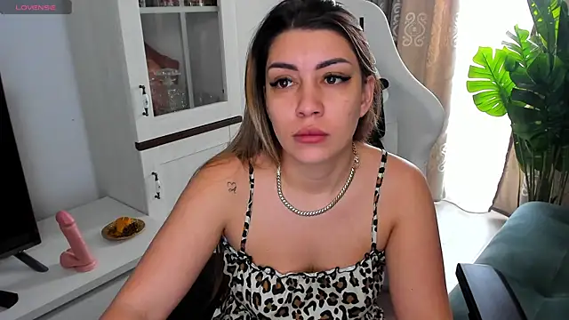 Snapshot of EveEvian chatting on 03-12-25, 08:19 EveEvian online show from 03-12-25, 08:19