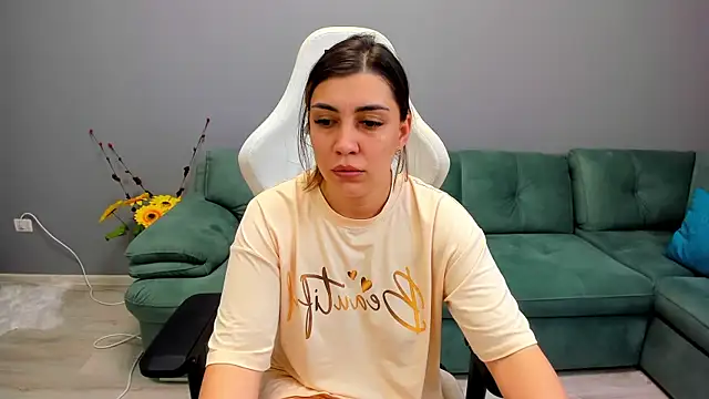 Snapshot of EveEvian chatting on 06-18-26, 02:11 EveEvian online show from 06-18-26, 02:11