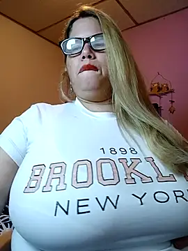 Snapshot of EllisW8 chatting on 02-17-26, 11:07 EllisW8 online show from 02-17-26, 11:07