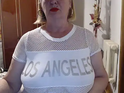Snapshot of Secretfox chatting on 09-22-25, 12:55 Secretfox online show from 09-22-25, 12:55